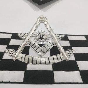 Tablier maçonnique en satin brodé, motif géométrique, colonnes noires, blanches et dorées, design damier, pour usage artisanal traditionnel - Product Image 5