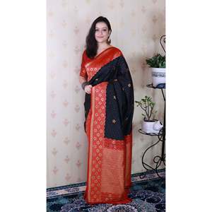 Schwarzer gewellter Banarasi-Seidensari mit einzigartigem Zari-Webdesign und weichen Damenblusen - Product Image 2