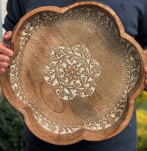 Bandeja de madera de acacia tallada a mano, ecológica: Decoración rústica estilo granja para otomana con acabado natural, disponible a precio de fábrica. - Product Image 2