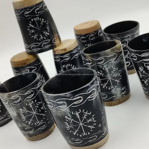 Vasos de chupito de cuerno de buey grabados a mano blancos únicos hechos por Tayyab Handicraft - Product Image 4