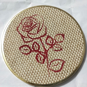 Dessous de verre en jute écologique de conception moderne faite à la main avec décoration de table de bords en métal de broderie de fleurs colorées d'Inde - Product Image 2