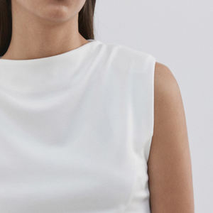 Camiseta de Mujer con Diseño Recto, Cuello Redondo, Sin Mangas, con Hombreras, Diseño Peplum / Diseño de Color Sólido con Logotipo, Elegante - Product Image 4