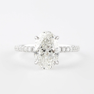 Bague de fiançailles en diamant taille ovale pour femme, en or blanc, sertie de griffes, avec bande pavée, style classique - Product Image 1