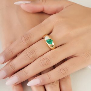Venta Directa de Fábrica: Anillo Toi et Moi de Oro Amarillo K14 con Esmeralda y Diamantes, Piedra de Nacimiento de Mayo. Última Novedad en Joyería de Diseño Audaz. - Product Image 2