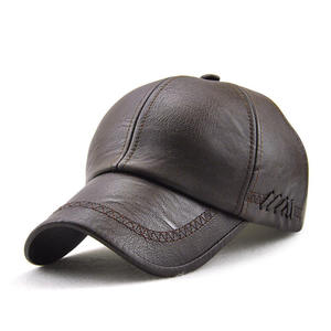 Casquette de baseball en cuir PU en gros, 6 panneaux, réglable, couleur unie, style décontracté, avec logo brodé sur le pan droit - Product Image 1