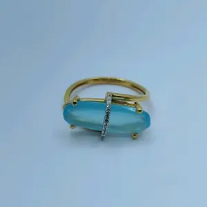 Bague élégante en or 22 carats avec pierre bleue et design barre de diamants, bijou moderne et stylé pour femme - Product Image 1