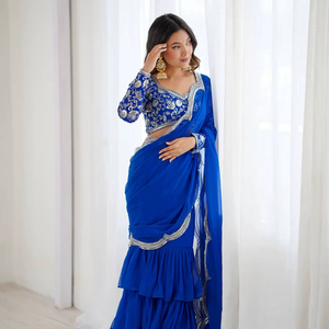 Elegante Saree de Georgette Sintética con Volantes y Bordado de Hilos y Lentejuelas |   Sari de Diseño para Fiestas con Blusa sin Coser - Product Image 1
