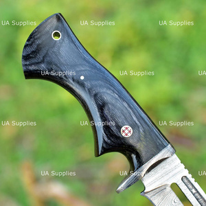 Cuchillo de Caza para Exteriores UA Supplies, Hoja Fija de Acero de Damasco Forjado a Mano de Grado Industrial, Punta Caída de 0.5mm de Grosor, Mango de Madera Negra - Product Image 5