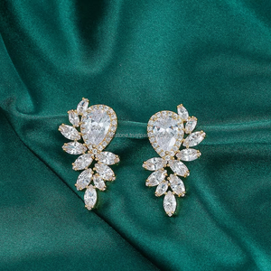 Boucles d'oreilles en or blanc 14 carats pour femmes avec un nouveau design de luxe pour femmes. - Product Image 2