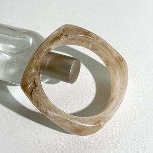 Bracelet jonc en résine au design audacieux, géométrique et irrégulier, en acrylique uni, bijoux pour femme - Product Image 4