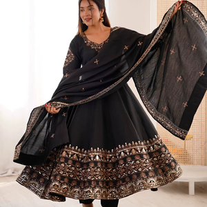 Traje Anarkali estilo Bollywood negro con seda romana y adornos de lentejuelas - Product Image 1
