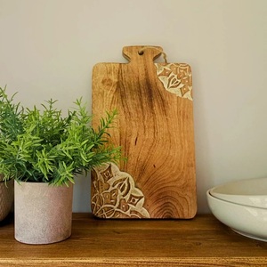 เขียงไม้มะม่วงพรีเมียม รูปทรงยาวแบบไม้พาย สลักลายแมนดาลาด้วยเลเซอร์ ทนทาน ปลอดภัยสำหรับอาหาร เหมาะสำหรับเสิร์ฟในครัว - Product Image 5