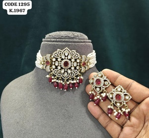 Elegante conjunto de gargantilla y aretes con cuentas de esmeralda verde y perlas, estilo Kundan, para mujer. - Product Image 2