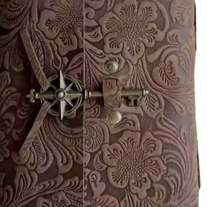 Diario de Cuero Genuino con Cierre de Llave, Tapa Dura, Estilo Vintage, con Papel Deckle Hecho a Mano, Diseño Floral Religioso Clásico en Relieve - Product Image 2