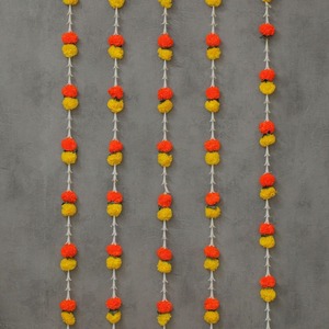Guirlandes de fleurs artificielles de jasmin blanc avec des fleurs de souci orange et jaunes pour la décoration de mariage indien et les festivals - Product Image 1
