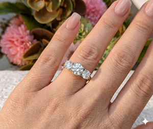 Anillo de Compromiso Solitario de Tres Piedras con Moissanita de 2 Quilates de Lurba Jewels, Joyería Fina de Plata 925 para Mujer - Product Image 5