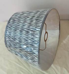 Abat-jour cylindriques en tissu de lin Ikat Gathered Anna pour lustres suspendus, avec douilles B22 et anneaux simples - Product Image 3