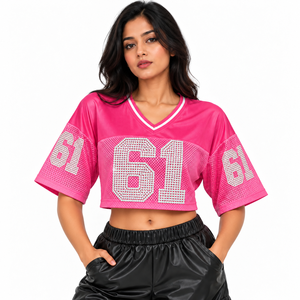 เสื้อฟุตบอลผู้หญิงสีชมพูสดแบบครอป ผ้าตาข่าย พิมพ์หมายเลขด้วยเพชรด้านหน้า คอวี สไตล์โอเวอร์ไซส์ สตรีทแวร์ รับผลิตตามสั่ง ขายส่ง - Product Image 1
