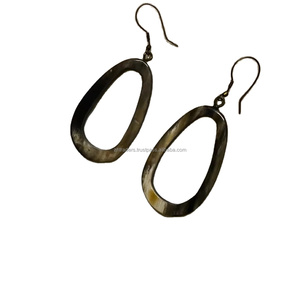 Pendientes de Cuerno de Búfalo Naturales Hechos a Mano, Diseño Moderno de Alta Calidad, Colores y Formas Personalizables, Hechos en India para Reventa - Product Image 1