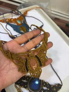 Collier en macramé fait main avec pendentif en pierre de quartz rose, perles dorées, bijoux de style bohème, vente en gros - Product Image 2