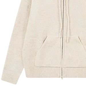 Sweat à capuche zippé en tricot beige avec emblème – Confortable et élégant pour hommes et femmes, idéal pour les tenues décontractées et quotidiennes - Product Image 3