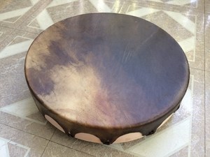 Tambor de mano con cabeza de cuero de vaca natural y cordones negros para música espiritual shamanica. Tambor shamanico con cabeza de cuero de vaca hecho a mano. - Product Image 3
