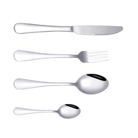 Collection de couverts de table classiques en acier inoxydable, cuillères, fourchettes, couteaux pour la salle à manger, la cuisine, les événements, la restauration et les familles