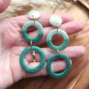 Nouvelles boucles d'oreilles DIY en résine, forme rétro unique, faites à la main et peintes à la main, design géométrique petit et luxueux, bijoux polyvalents - Product Image 1