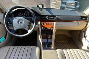 Mercedes-Benz E-300D Sedán de 1995 - Product Image 5