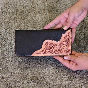 2026 Wholesale New Arrival Women's Floral Decorated <b>Wallet</b> Hand Tooled Leather Credit Card Holder <b>RFID</b> Blocking Genuine <b>Wallet</b> - Product Image 1