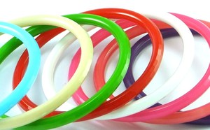 Bracelet jonc élégant en résine acrylique verte et blanche, classique et stylé, bijou unisexe tendance pour anniversaire ou soirée, idéal pour femme - Product Image 3