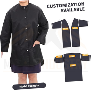 Impermeable unisex negro de poliéster con botones frontales y dos bolsillos, resistente al agua. - Product Image 4