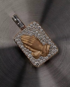 จี้ทองคำ 18K ประดับโมอิสซาไนต์ ดีไซน์มืออธิษฐาน ฝังเพชรแบบ Pave  จี้รูปทรงสี่เหลี่ยมสองสี สไตล์คริสเตียน - Product Image 2