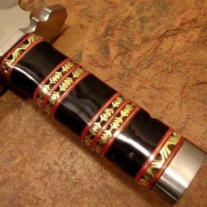 Couteau poignard artisanal en acier D2 avec manche en corne de buffle noir, décorations or et rouge, lame fixe argentée, objet de collection - Product Image 6