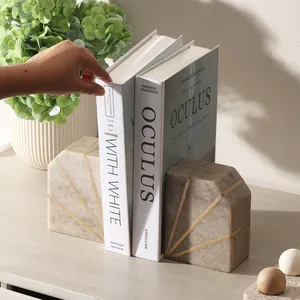 Porte-livres en marbre beige Art Déco de luxe avec accent doré, pierre naturelle géométrique pour la décoration de la maison, du bureau ou des étagères - Product Image 3
