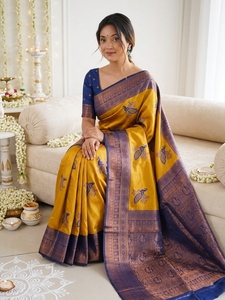 Sari Amarillo de Seda Banarasi Largo hasta el Suelo con Borde Morado y Estampado de Pavo Real, Blusa Azul con Protección Solar, Ropa Festiva para Mujer - Product Image 4