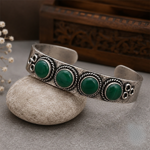 กำไลข้อมือแบบเปิดทรงวินเทจประดับด้วยหินออนิกซ์สีเขียวสี่เม็ดจาก Nature's Crown ทำด้วยมือจากทองเหลืองชุบเงิน เหมาะสำหรับทั้งชายและหญิง เป็นของขวัญที่โดดเด่น - Product Image 5