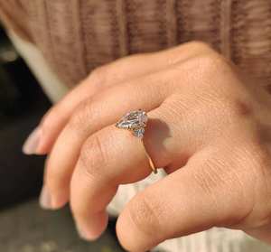 Anillo de Compromiso Clásico para Mujer con Diamante Cultivado en Laboratorio Personalizado, Corte Pera de 1 Quilate, Sin Níquel, Sin Plomo, Oro Sólido de 10K/14K/18K - Product Image 5