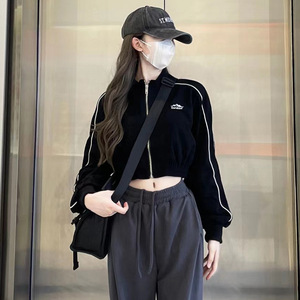 เสื้อแจ็คเก็ตไหมพรมสีดำสำหรับผู้หญิงปี 2026 แต่งแถบสีขาวและโลโก้ปัก คอตั้ง แขนยาว สวมใส่สบายๆ สำหรับฤดูใบไม้ร่วง - Product Image 6