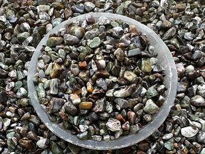 Vente en gros de copeaux d'agate rhylite polie, cristal concassé 3-5mm pour la décoration intérieure et les fêtes par AMAYRA CRYSTALS EXPORTS INDIA - Product Image 3