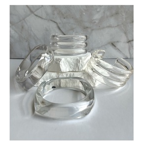 กำไลข้อมืออะคริลิกคุณภาพดี ดีไซน์โดดเด่น สำหรับงานแฟชั่นปาร์ตี้  กำไลเรซิ่นใสสำหรับผู้หญิง ใช้ในงานแต่งงานและงานปาร์ตี้ - Product Image 1