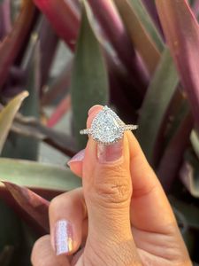 Anillo de compromiso de lujo personalizado de plata 925 y oro blanco con moissanita de corte redondo y engaste pavé, regalo para esposa - Product Image 5