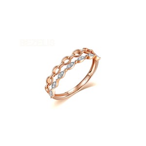 Anillo de Diamantes Cultivados en Laboratorio con Tres Piedras en Forma de Hexágono Escalonado, Diseño de Contorno Escalonado en Platino - Product Image 2