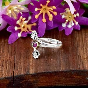 Anillo de plata de ley 925 con incrustaciones de rubí natural en forma floral minimalista, estilo bohemio, joyería fina para mujer. - Product Image 5