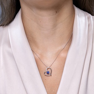 ผู้จัดจำหน่ายเครื่องประดับคุณภาพพรีเมียม จี้รูปหัวใจ ทองคำแท้ 18k ประดับไพลินสีน้ำเงิน จี้รูปหัวใจเอียง พร้อมสร้อยคอประดับเพชร - Product Image 4