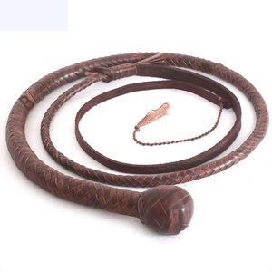 Látigos de cuero tradicionales hechos a mano con diseño trenzado, artesanía premium, ideales para colección, exhibición y uso en exteriores. - Product Image 4