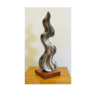 Sculpture moderne en argent brossé, flamme abstraite, vague métallique, statue sur socle en bois, figurine de table de luxe, décoration pour la maison et le bureau - Product Image 3