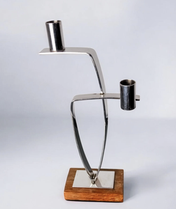 Candelabro Escultural Moderno de Doble Cono con Marco de Metal Cromado y Base de Madera para Decoración de Mesa - Product Image 4