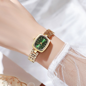 นาฬิกาข้อมือผู้หญิงทรงสี่เหลี่ยมเล็ก สไตล์มินิมอล สีทอง สำหรับสุภาพสตรี - Product Image 4
