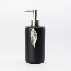 Dispensador de Loción Negro Moderno con Detalle de Hoja Plateada, Ideal para Baños, Uso Diario en el Hogar, Habitaciones de Hotel y Resort - Product Image 1
